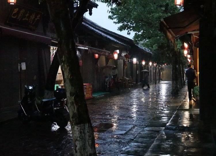 055大驱有多强，为何能逼退美航母？美方没想到电磁对抗会失败